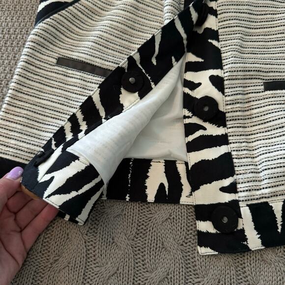 Chicos Black & White Animal Print Jacket ~ 0 - Picture 5 of 11